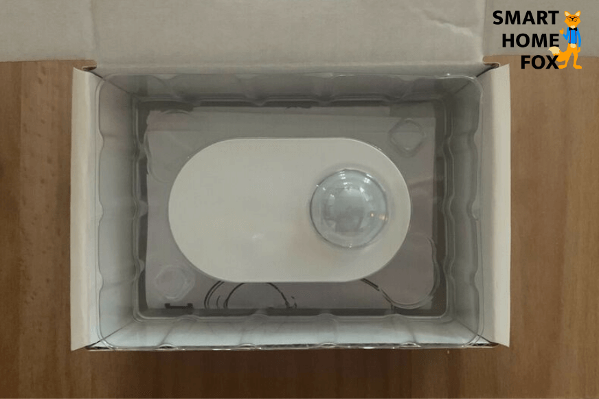 Man sieht einen TRADRFI Bewegungsmelder der noch in der Originalverpackung liegt